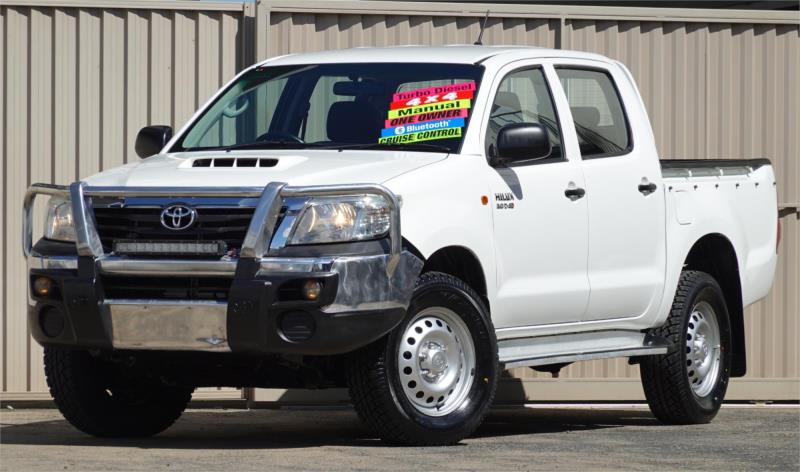 2015 TOYOTA HILUX DUAL CAB P/UP SR (4x4) KUN26R MY14